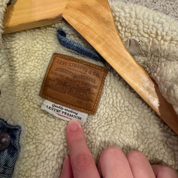 Levis Jean Jacket with Sherpa Interior - Picture 2 of 7